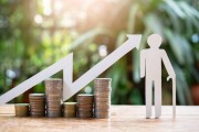 如何知曉基金分類中的A類C類區(qū)別？A類C類在投資選擇上有何不同？