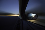 如何區(qū)分前后霧燈以確保行車安全？這種區(qū)分對夜間駕駛有何影響？