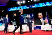 阿根廷總統(tǒng)米萊贈送馬斯克電鋸：對付官僚主義就用它！