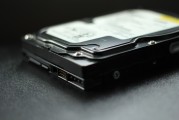 主板在計算機硬件中的作用是什么？這種作用如何影響系統(tǒng)性能？