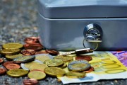 如何選擇合適的黃金白銀交易平臺(tái)？這種選擇對(duì)投資回報(bào)有何影響？