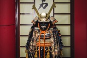 鎧甲勇士，自由戰(zhàn)神是一款由日本萬(wàn)代南夢(mèng)宮公司研發(fā)并發(fā)行的動(dòng)作冒險(xiǎn)類手游。在游戲中，玩家將扮演鎧甲勇士，在多元化的關(guān)卡中擊敗各種強(qiáng)大的敵人，并收集和培養(yǎng)角色的裝備、技能等元素，提升自己的戰(zhàn)斗力。，鎧甲勇士，自由戰(zhàn)神