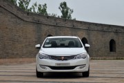 如何評(píng)價(jià)榮威款車(chē)？該車(chē)在性能和配置上表現(xiàn)如何？