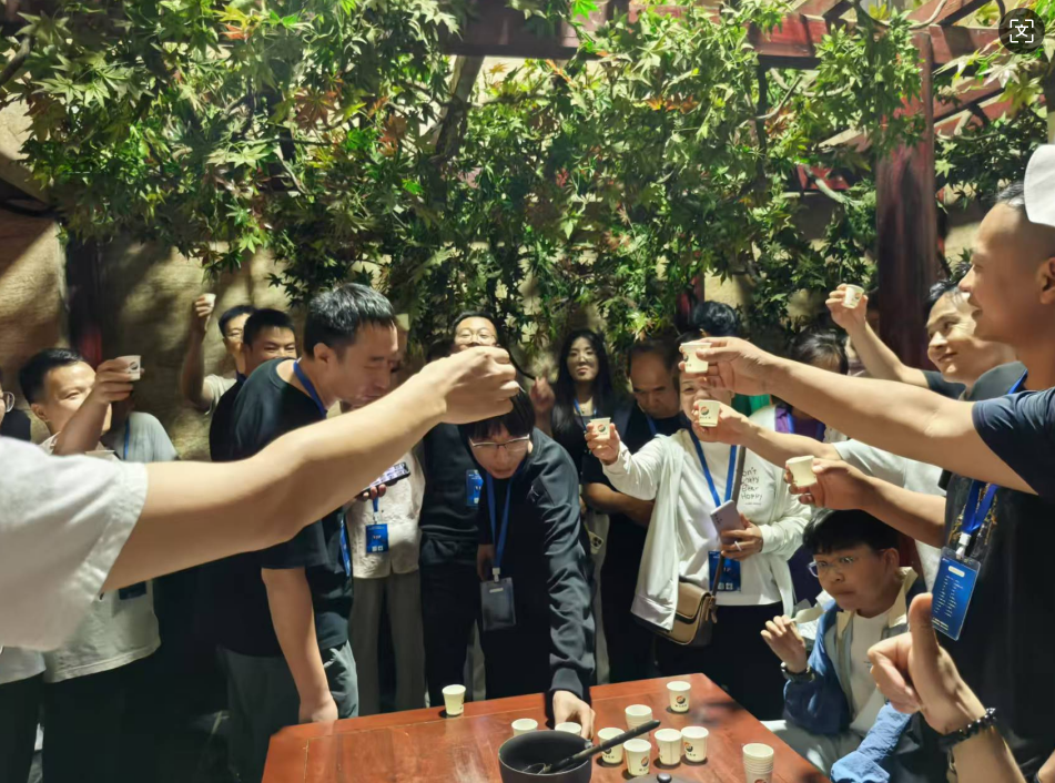 宇通重工特種裝備事業(yè)部一行走進賒店酒鄉(xiāng)小鎮(zhèn)